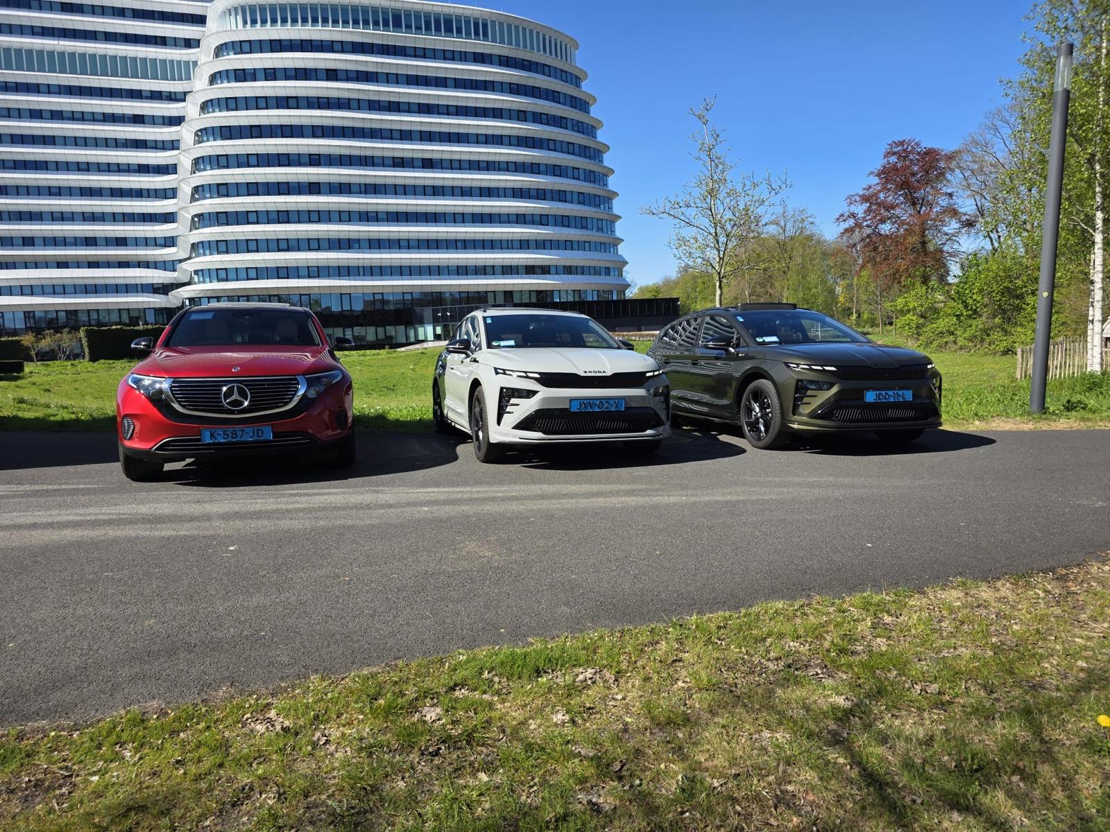 Mercedes-Benz EQC en twee Škoda Enyaq bij het DUO-gebouw in Groningen