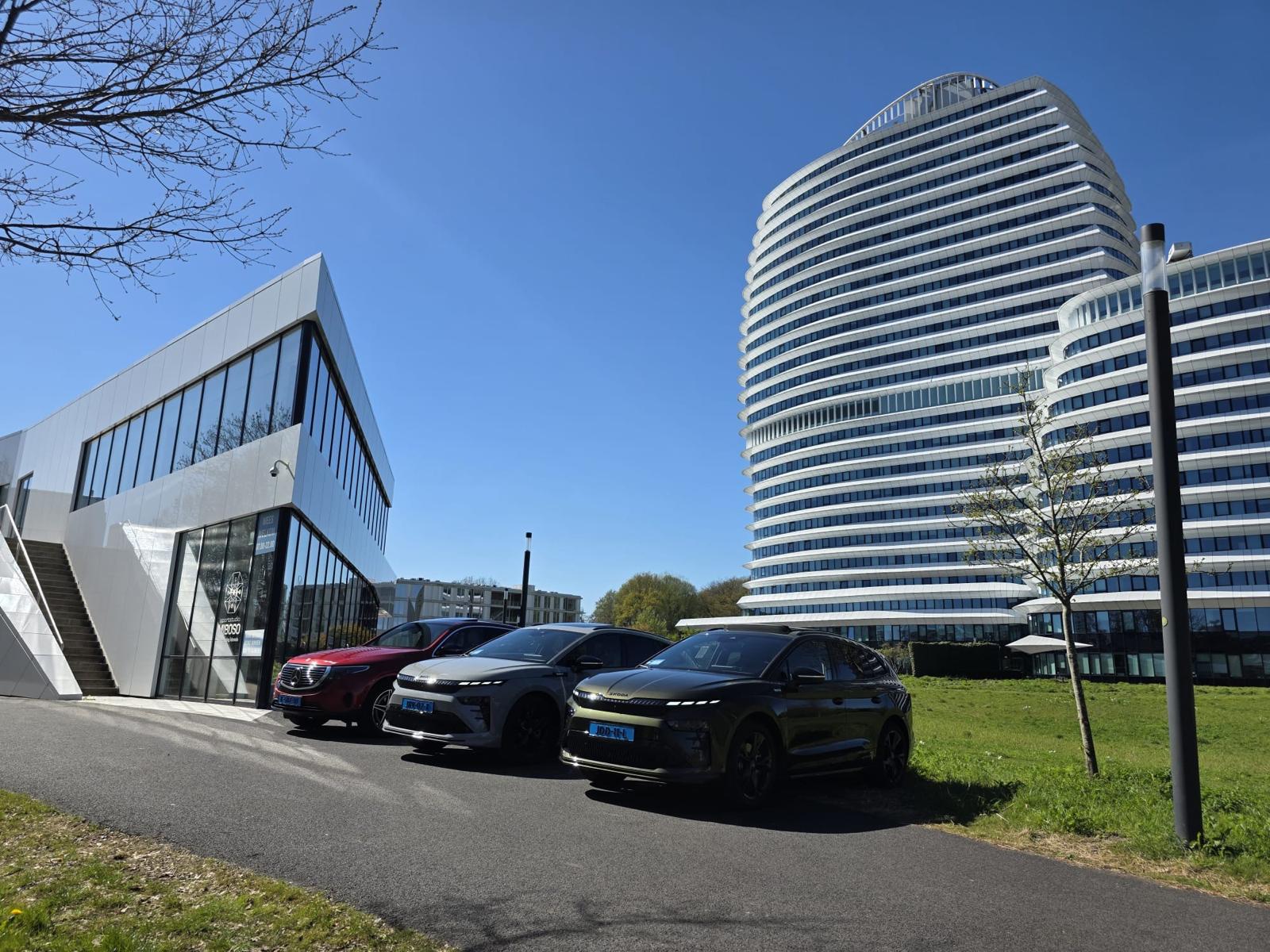 Elektrisch wagenpark bij het DUO-gebouw in Groningen