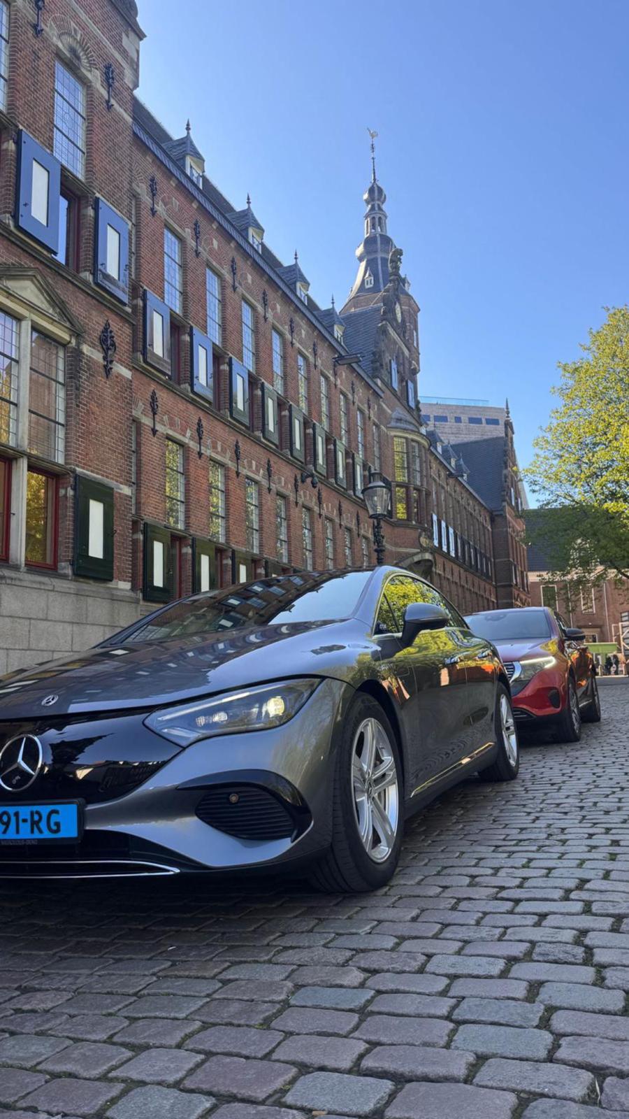 Mercedes-Benz EQE en EQC rondom de Martinikerk in Groningen