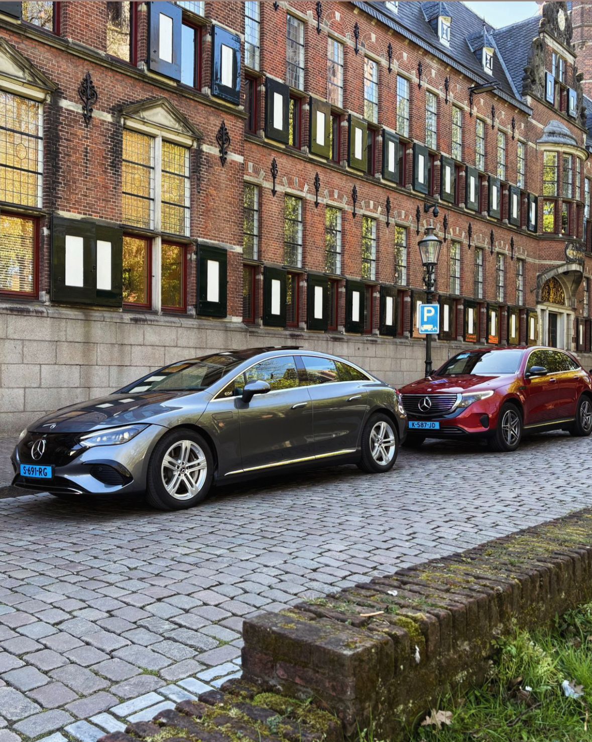 Mercedes-Benz EQE en EQC op het Martinikerkhof in Groningen